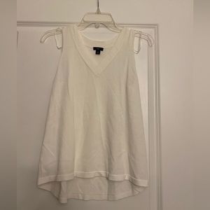 NWOT Ann Taylor Sleeveless V-Neck Soft Viscose Blend Blouse - Size SP